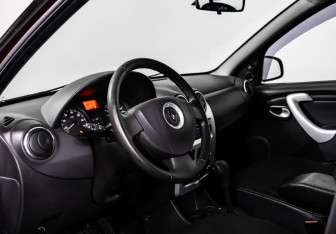 Подержанный автомобиль Renault Sandero 2011 года (9 фото)