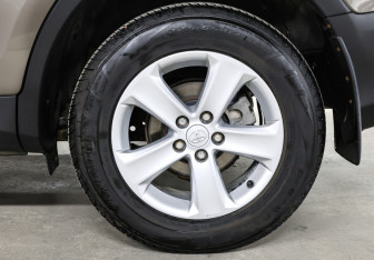 Подержанный автомобиль Toyota RAV4 2013 года (21 фото)