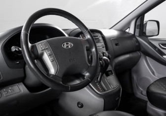 Подержанный автомобиль Hyundai H-1 2010 года (15 фото)