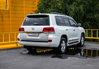 Подержанный автомобиль Toyota Land Cruiser Suv 2020 года (4 фото)