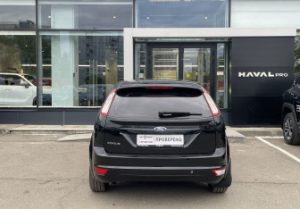 Подержанный автомобиль Ford Focus Hatchback 2010 года (6 фото)