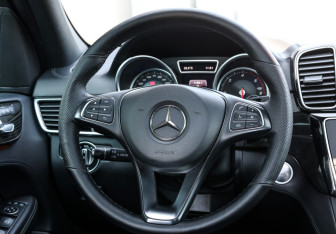 Подержанный автомобиль Mercedes-Benz GLE 2016 года (17 фото)