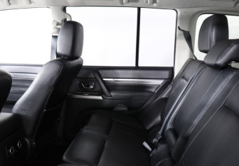 Подержанный автомобиль Mitsubishi Pajero 2013 года (10 фото)