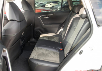 Подержанный автомобиль Toyota RAV4 2025 года (8 фото)