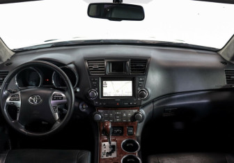 Подержанный автомобиль Toyota Highlander 2012 года (8 фото)