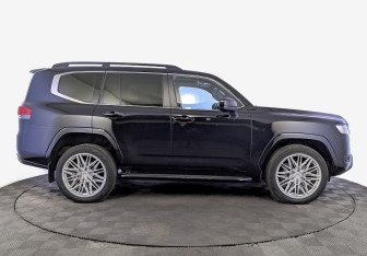 Подержанный автомобиль Toyota Land Cruiser Suv 2022 года (4 фото)