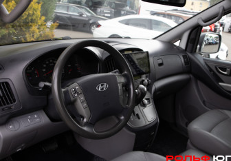 Подержанный автомобиль Hyundai Grand Starex 2014 года (10 фото)