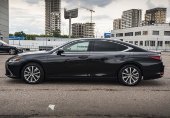 Подержанный автомобиль Lexus ES 2018 года (8 фото)