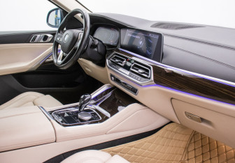 Подержанный автомобиль BMW X6 2020 года (10 фото)