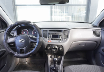 Подержанный автомобиль Kia Rio Sedan 2009 года (12 фото)