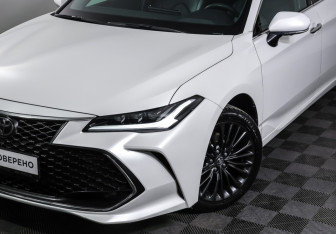 Подержанный автомобиль Toyota Avalon 2022 года (25 фото)