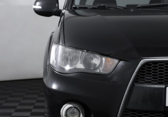 Подержанный автомобиль Mitsubishi Outlander 2011 года (21 фото)