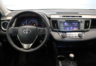 Подержанный автомобиль Toyota RAV4 2012 года (8 фото)