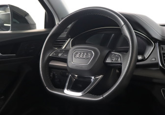 Подержанный автомобиль Audi Q5 2022 года (15 фото)