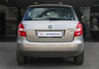 Подержанный автомобиль Skoda Fabia Hatchback 2012 года (5 фото)