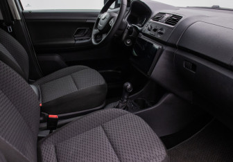 Подержанный автомобиль Skoda Fabia Hatchback 2011 года (9 фото)