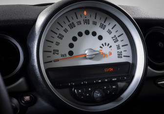 Подержанный автомобиль MINI Hatch 2012 года (15 фото)