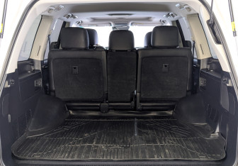 Подержанный автомобиль Toyota Land Cruiser Suv 2015 года (10 фото)