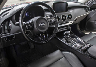 Подержанный автомобиль Kia Stinger 2018 года (16 фото)