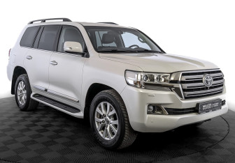 Подержанный автомобиль Toyota Land Cruiser Suv 2015 года (3 фото)