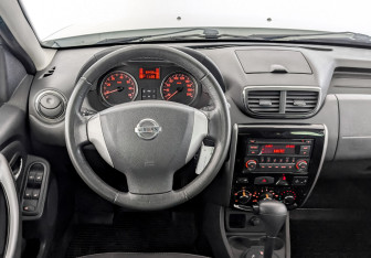 Подержанный автомобиль Nissan Terrano 2014 года (21 фото)