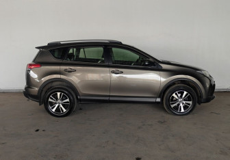 Подержанный автомобиль Toyota RAV4 2016 года (8 фото)
