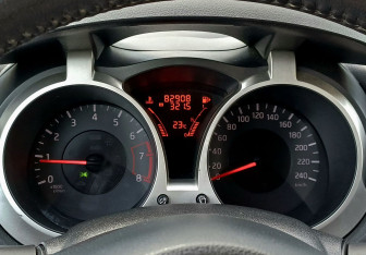 Подержанный автомобиль Nissan Juke 2011 года (23 фото)
