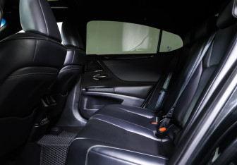 Подержанный автомобиль Lexus ES 2020 года (12 фото)