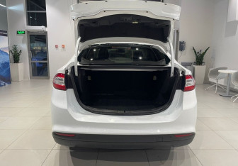 Подержанный автомобиль Ford Mondeo Sedan 2015 года (7 фото)