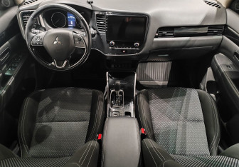 Подержанный автомобиль Mitsubishi Outlander 2022 года (10 фото)