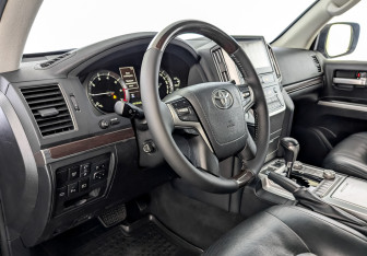 Подержанный автомобиль Toyota Land Cruiser Suv 2019 года (16 фото)