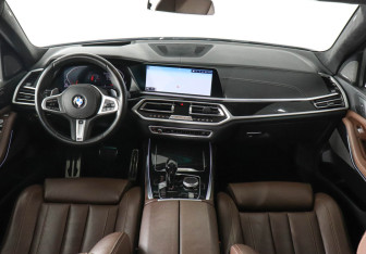 Подержанный автомобиль BMW X7 2019 года (10 фото)