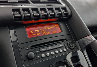 Подержанный автомобиль Peugeot 3008 2014 года (25 фото)