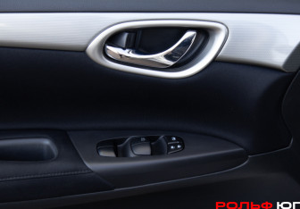 Подержанный автомобиль Nissan Tiida Hatchback 2015 года (18 фото)