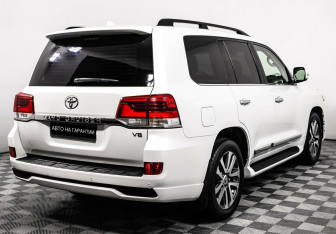 Подержанный автомобиль Toyota Land Cruiser Suv 2016 года (3 фото)
