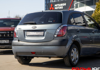 Подержанный автомобиль Kia Rio Hatchback 2009 года (15 фото)