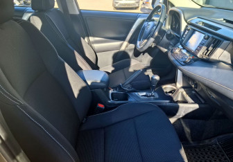 Подержанный автомобиль Toyota RAV4 2017 года (12 фото)