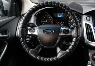 Подержанный автомобиль Ford Focus Sedan 2011 года (12 фото)