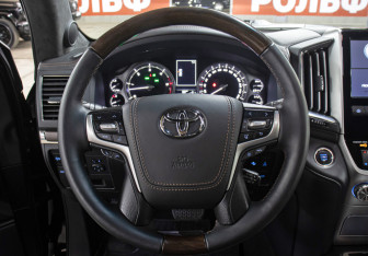 Подержанный автомобиль Toyota Land Cruiser Suv 2019 года (17 фото)