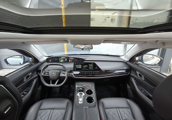 Подержанный автомобиль Changan UNI-K 2023 года (18 фото)