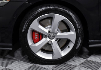 Подержанный автомобиль Volkswagen Golf GTI Hatchback 2019 года (9 фото)