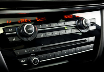 Подержанный автомобиль BMW X5 2014 года (30 фото)