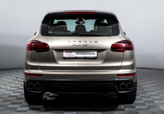 Подержанный автомобиль Porsche Cayenne 2016 года (6 фото)