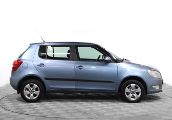 Подержанный автомобиль Skoda Fabia Hatchback 2011 года (4 фото)
