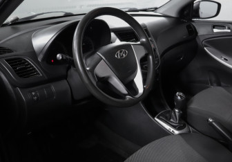 Подержанный автомобиль Hyundai Solaris Hatchback 2012 года (13 фото)