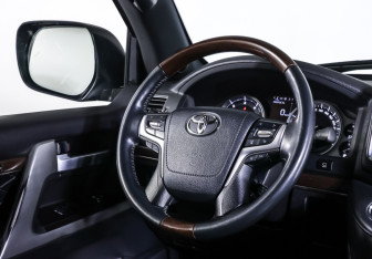 Подержанный автомобиль Toyota Land Cruiser Suv 2017 года (13 фото)