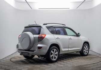 Подержанный автомобиль Toyota RAV4 2011 года (5 фото)