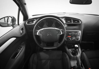 Подержанный автомобиль Citroen C4 Hatchback 2013 года (10 фото)