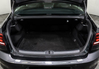 Подержанный автомобиль Volkswagen Passat Sedan 2021 года (16 фото)