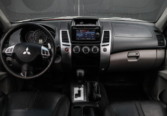 Подержанный автомобиль Mitsubishi Pajero Sport 2015 года (10 фото)